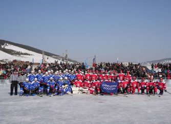 «Офицеры России» и звезды спорта провели хоккейный матч на льду Байкала против команды Правительства Иркутской области